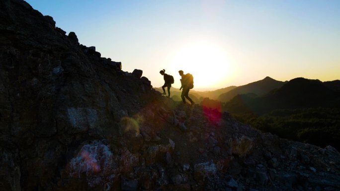 团队登山攀登顶峰追逐希望挑战自己户外探险