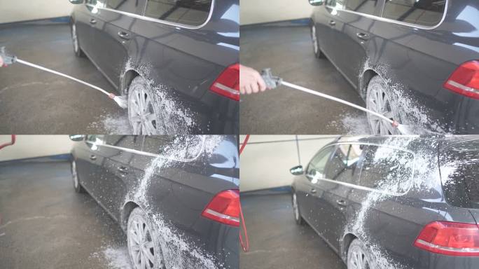 男性在洗车时在车上喷洒雪沫