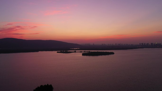 海上日出城市苏醒清晨