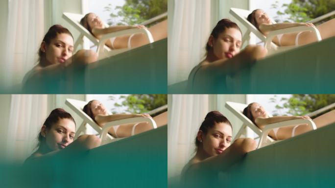 女人在泳池里放松惬意沐浴比基尼享受温泉浴