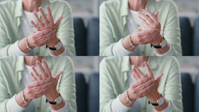 特写一位患有关节炎的成熟女性皱巴巴的双手。老年女性因衰老而感到疼痛、抽筋或疼痛。退休的养老金领取者，