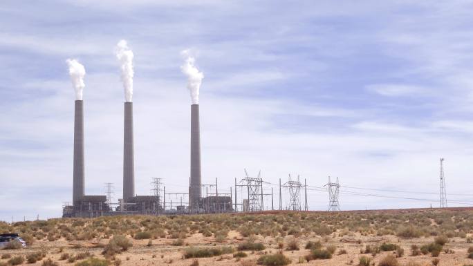 美国亚利桑那州佩奇热电厂烟囱塔的烟雾