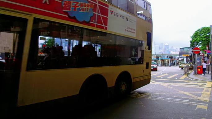 香港尖沙咀梳士巴利道街道行人车辆过马路