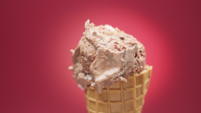 巧克力樱桃冰淇淋甜筒