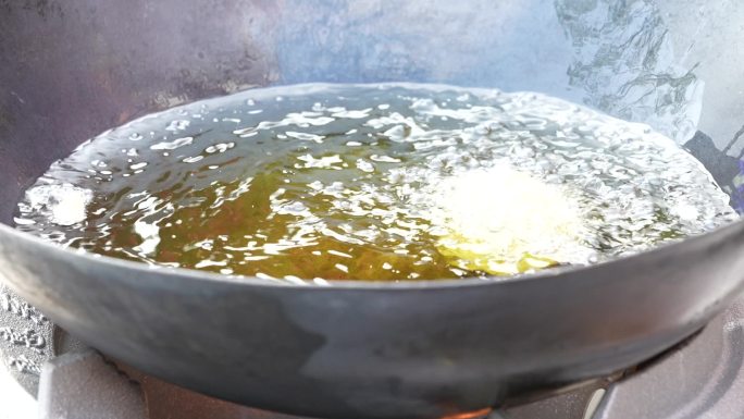 起锅烧油 锅 油 做饭 做菜 厨师