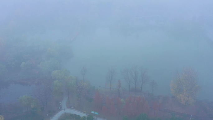 航拍雾霾中的龙潭公园