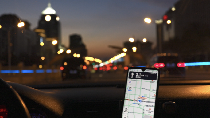 北京城市长安街灯夜景光开车驾驶手机导航