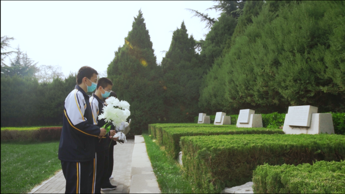 清明节学生向烈士墓鲜花