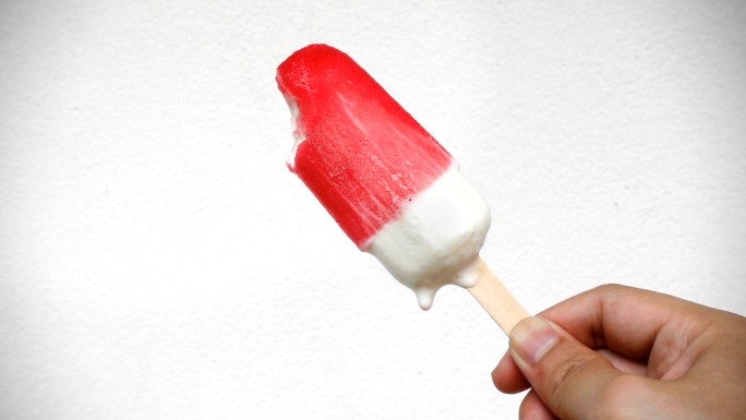 SLO MO草莓冰淇淋融化在白墙背景上