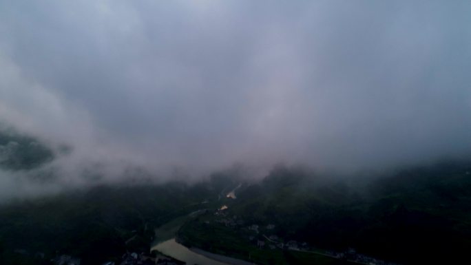 4K航拍清晨云雾缭绕大山日出风景
