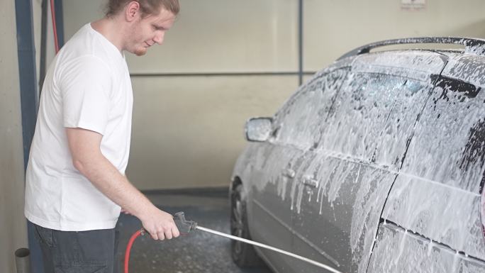 长发男性喷雾车，带活性泡沫洗车