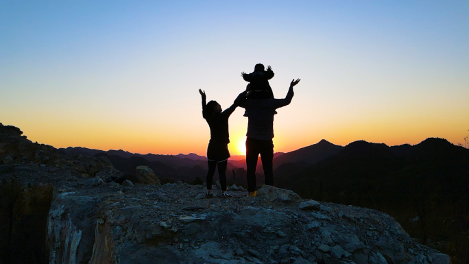 一家三口山顶看日落欢乐童年父母陪伴孩子