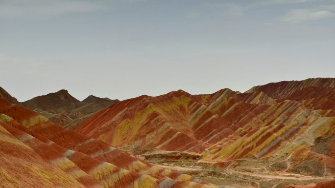 中国甘肃张掖丹霞国家地质公园移动云的延时电影。彩虹山的多彩景观
