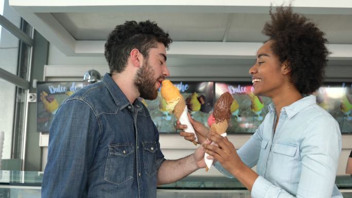 美丽的拉丁美洲情侣相爱，在icrea奶油店享用冰淇淋