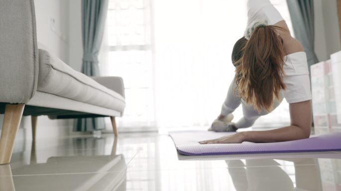 准备在家锻炼的场景，亚洲女性在家锻炼减肥。