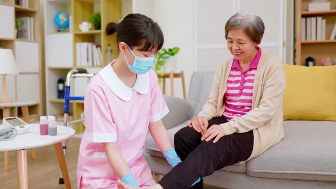 老年家庭保健概念家庭医生照顾老人家庭保健