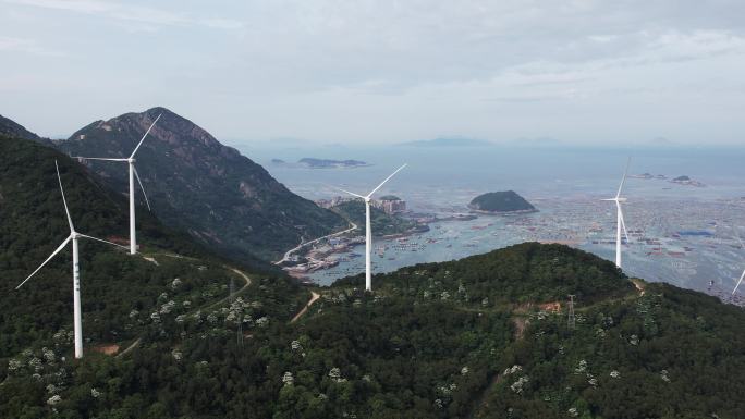 海上山顶风电场的高角度视图