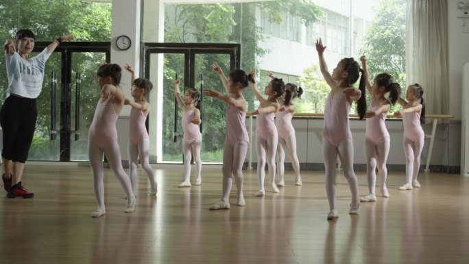 老师教孩子跳芭蕾舞