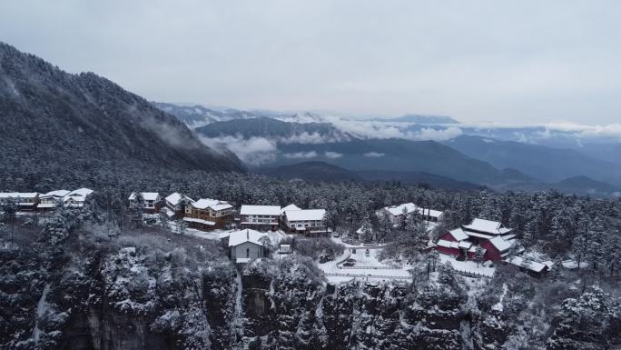 四川名山峨眉山冬季航拍，云雾缭绕山林雪景