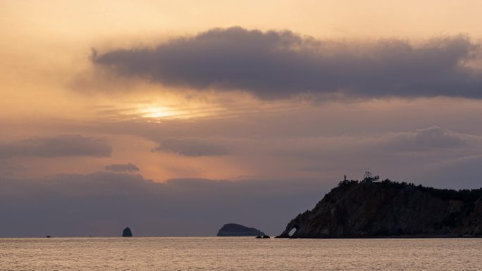 大连市著名风景区老虎滩石槽处夕阳晚霞