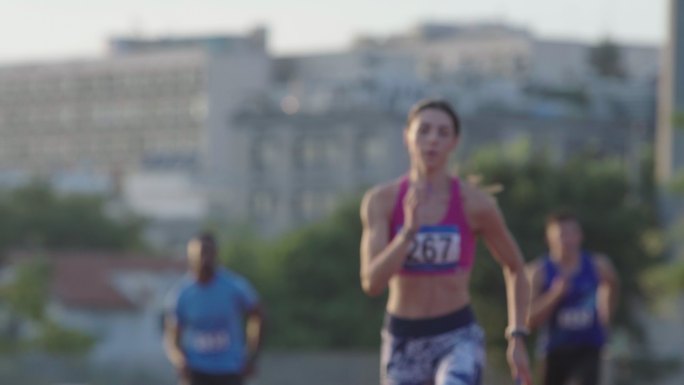 田径运动员男女奔跑女人