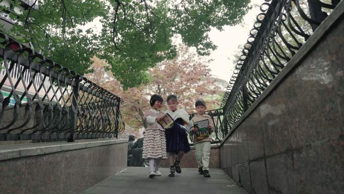 儿童下课公园里读书