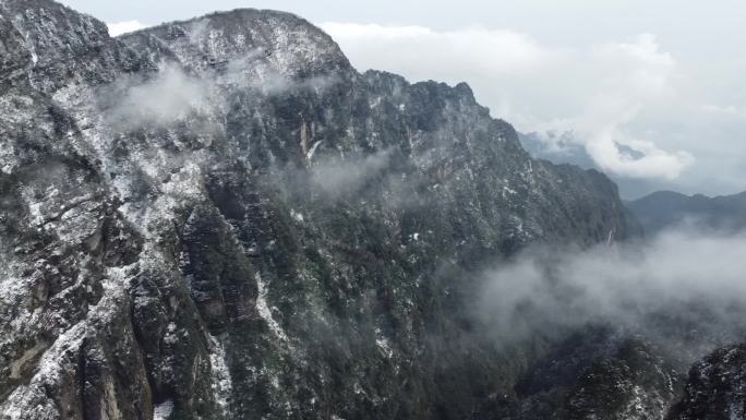 四川名山峨眉山冬季航拍，云雾缭绕山林雪景