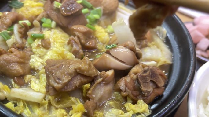 筷子夹黄焖鸡鸡块放米饭上慢动作