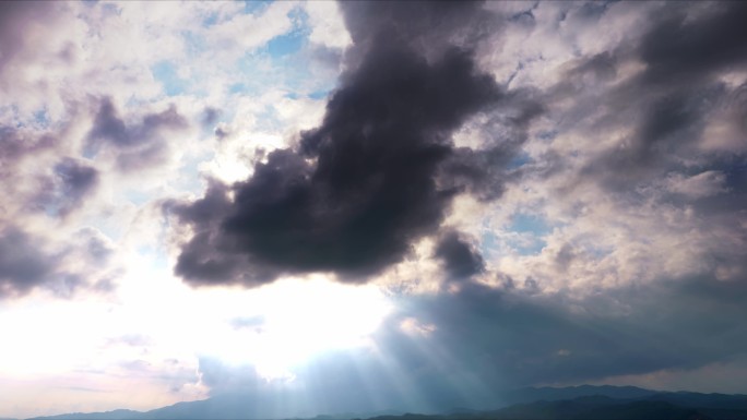 云朵飘过耶稣光