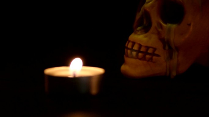 蜡烛点燃的人类头骨