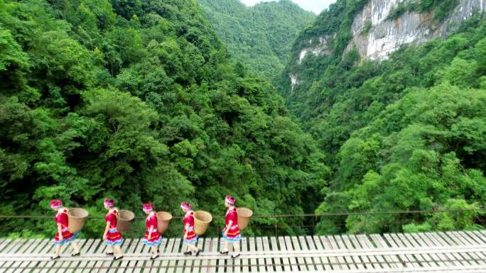 4K徒步登山男人大山峡锁链桥