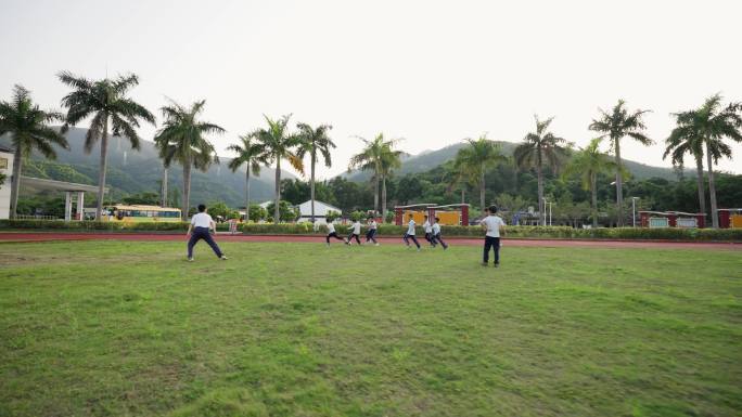 学生踢足球