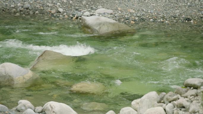 秦岭深处溪水潺潺自然山水清澈流动