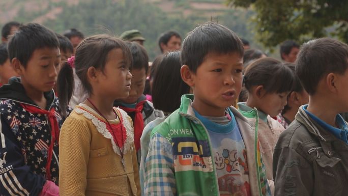 山里的孩子乡村振兴扶贫学生排队听老师讲话