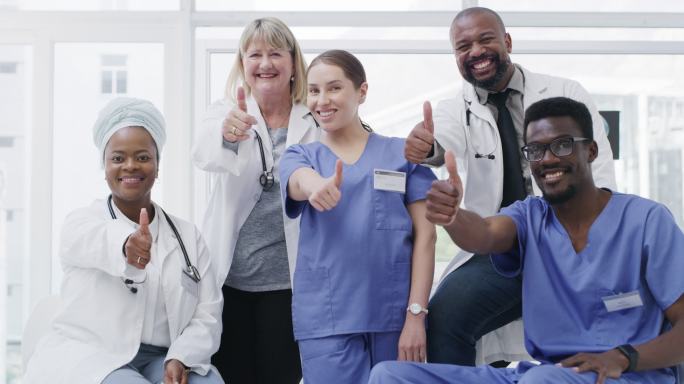 一群医生和护士竖起大拇指的4k视频片段