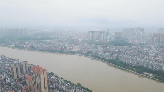 雾霾笼罩下的容县绣江城区段