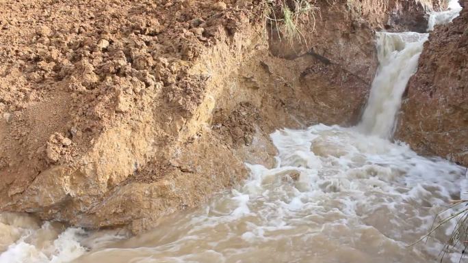 土壤生态位中快速流动的水。
