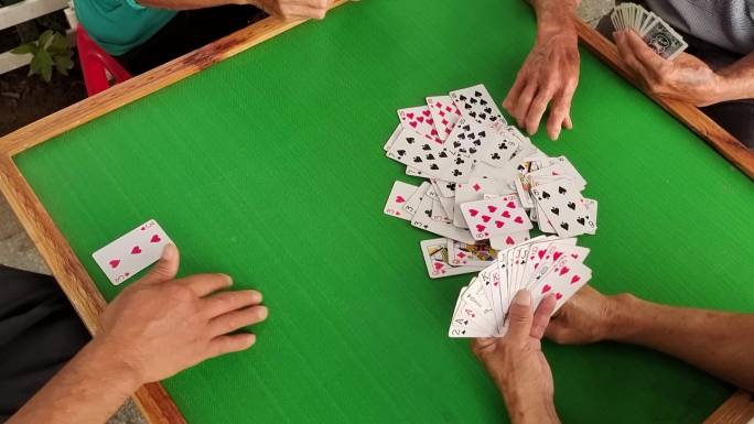 公园社区娱乐场所 老人打扑克聚众打扑克牌