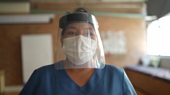 一名护士在医疗诊所使用面罩和面罩的肖像