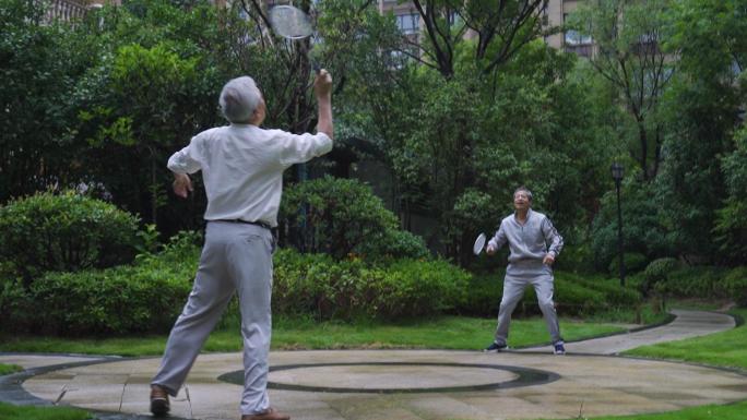 老年人户外健身打羽毛球休闲运动哥俩好