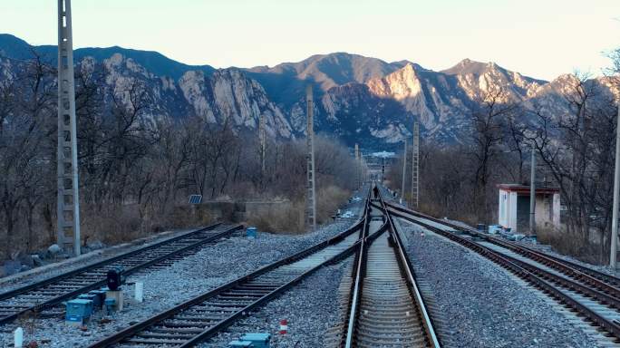 航拍铁道轨道向山里延伸的铁路-1