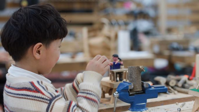 学习木工的小男孩学习木工的小男孩动手能力