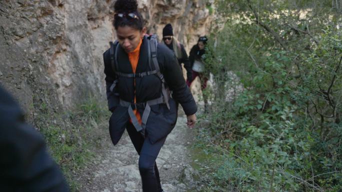 一群朋友在徒步旅行中排成一队。