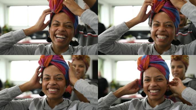 当她的朋友整理头巾时，女人笑了