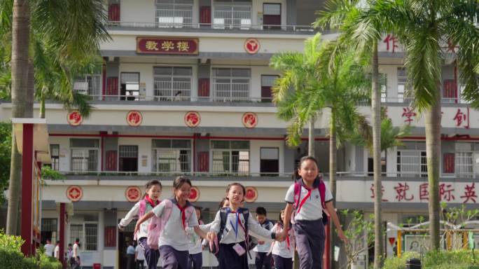 放学开心的小学生