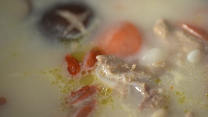 美食厨房玉米排骨汤炖煲汤沸腾