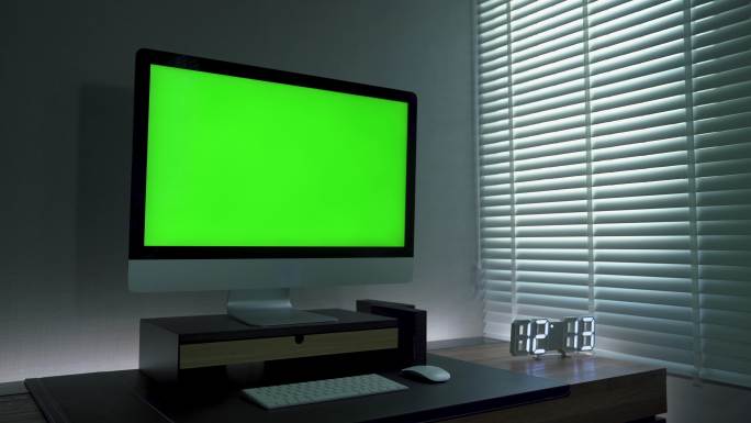 电视在黑暗的房间里显示绿色屏幕。