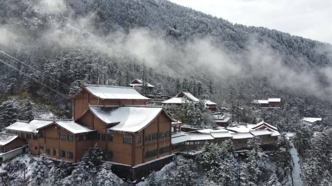 四川名山峨眉山冬季航拍，云雾缭绕山林雪景