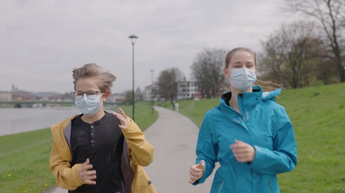 新冠肺炎疫情期间两个孩子在慢跑