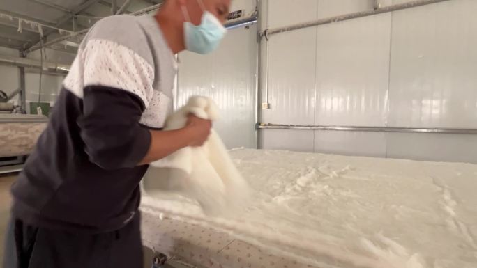 新疆棉农制作棉被过程